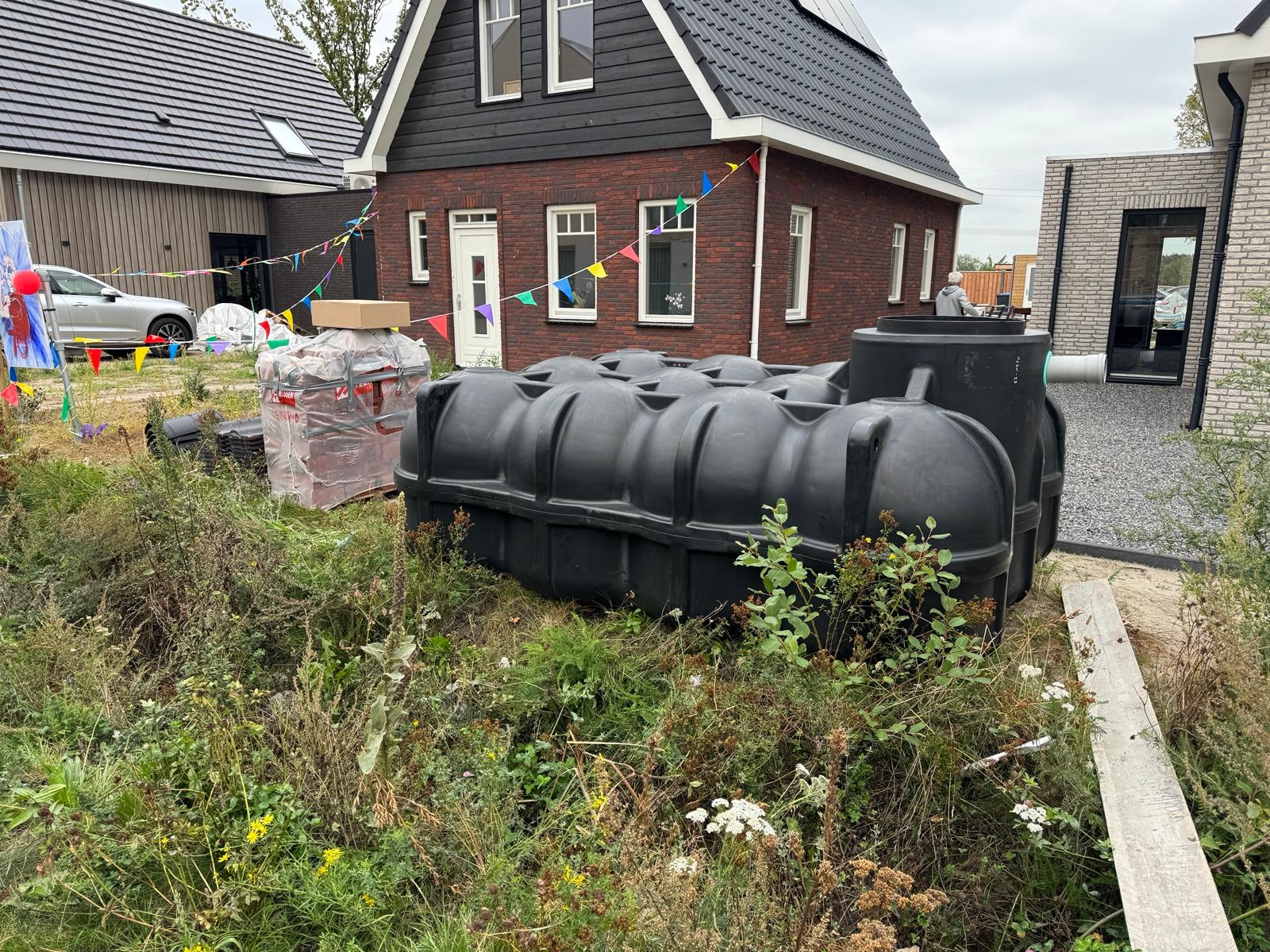 5000 liter ondiepe tank i.c.m. onderwaterhydrofoor met bijvulset