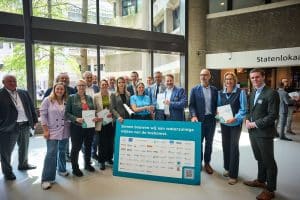 manifest Waterzuinige Wijken overhandigd aan Tweede Kamerleden