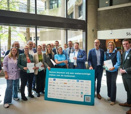 manifest Waterzuinige Wijken overhandigd aan Tweede Kamerleden